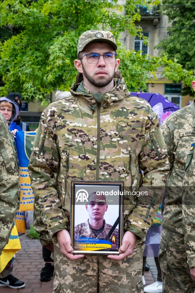 Во Львове прошел марш в честь Дня Героев