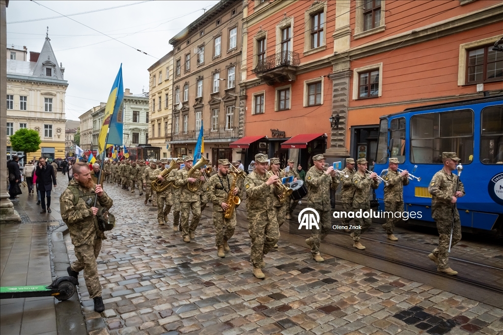 Во Львове прошел марш в честь Дня Героев