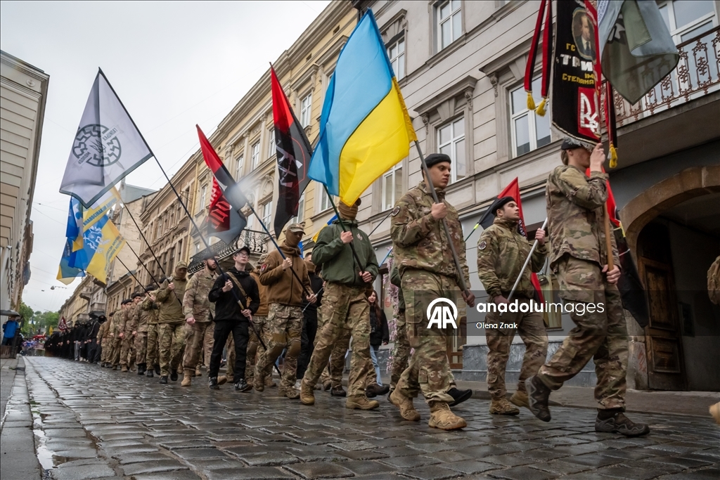 Во Львове прошел марш в честь Дня Героев