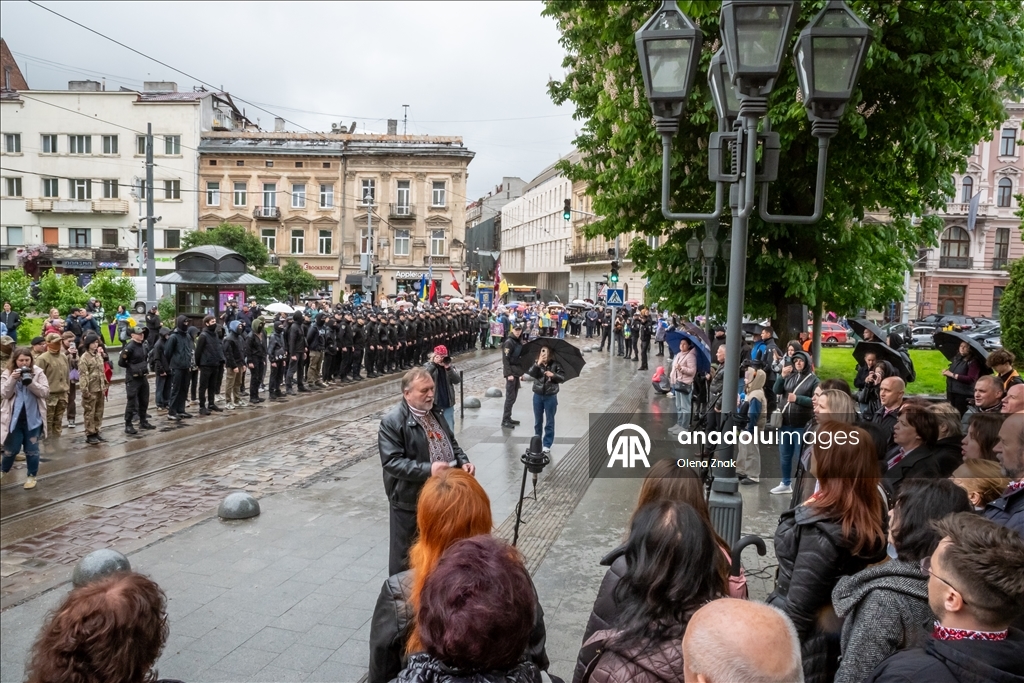 Во Львове прошел марш в честь Дня Героев