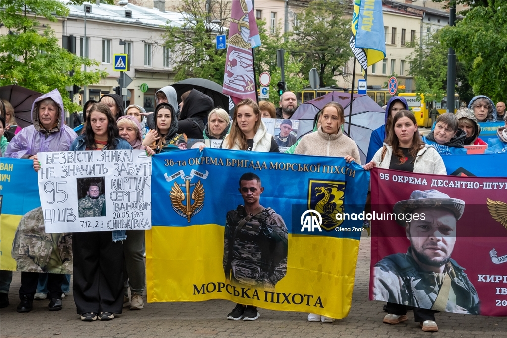 Во Львове прошел марш в честь Дня Героев