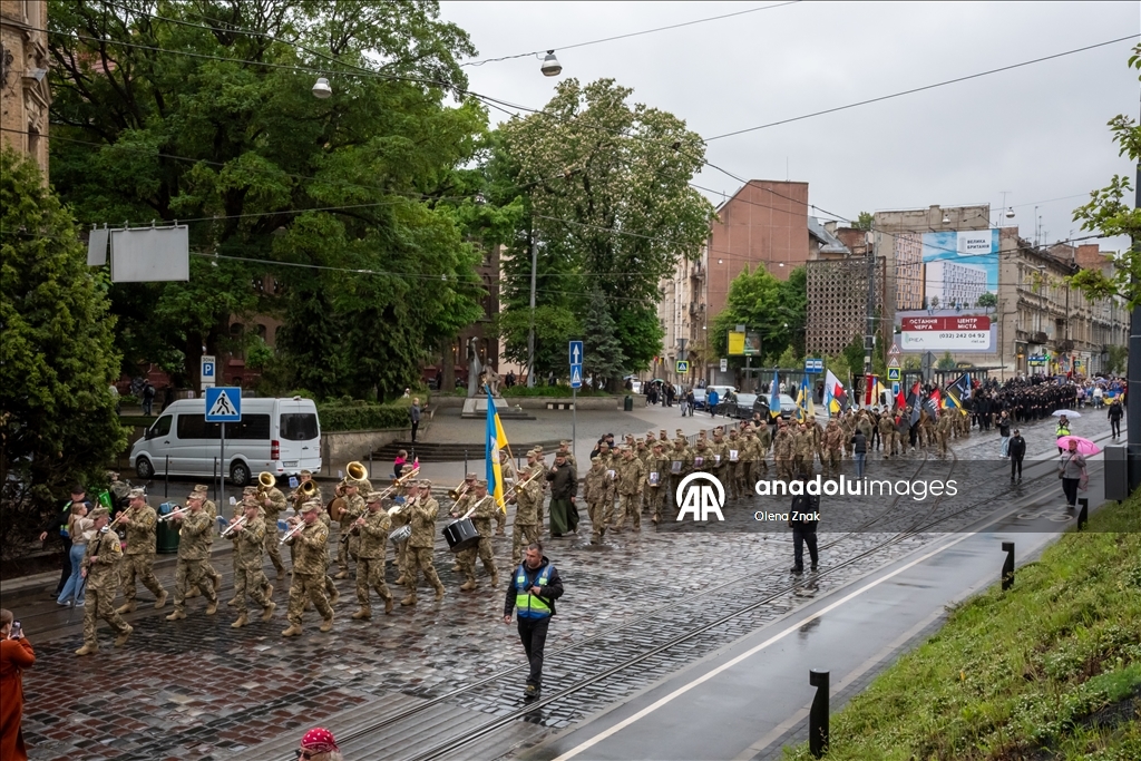 Во Львове прошел марш в честь Дня Героев