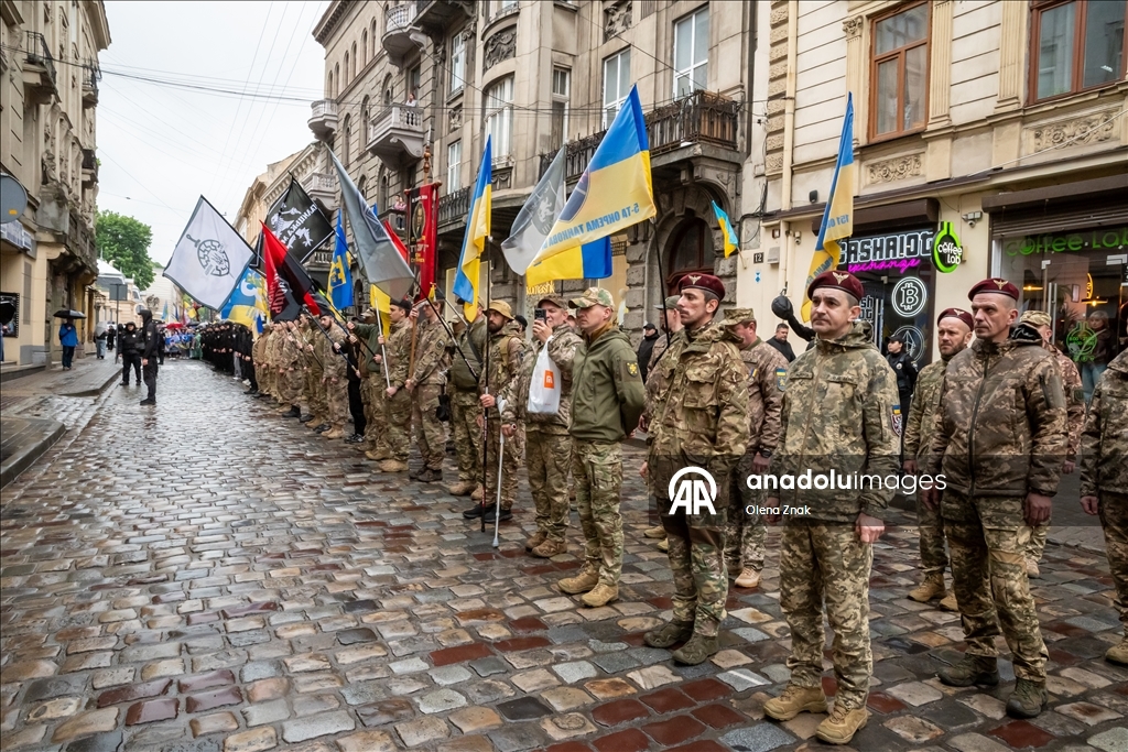 Во Львове прошел марш в честь Дня Героев