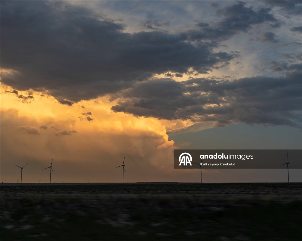 Kasırga uyarısı yapılan Colorado'da şimşekli hava