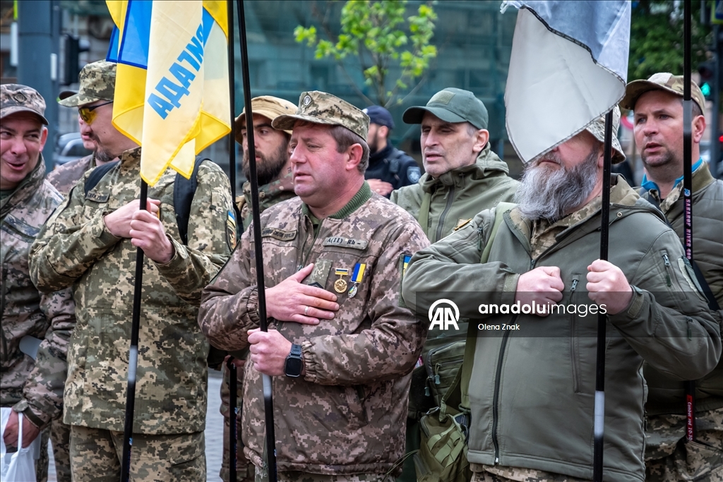 Во Львове прошел марш в честь Дня Героев