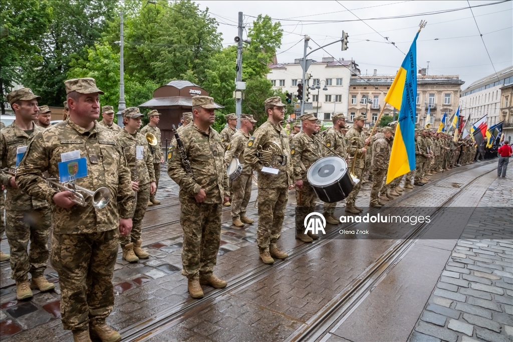 Во Львове прошел марш в честь Дня Героев