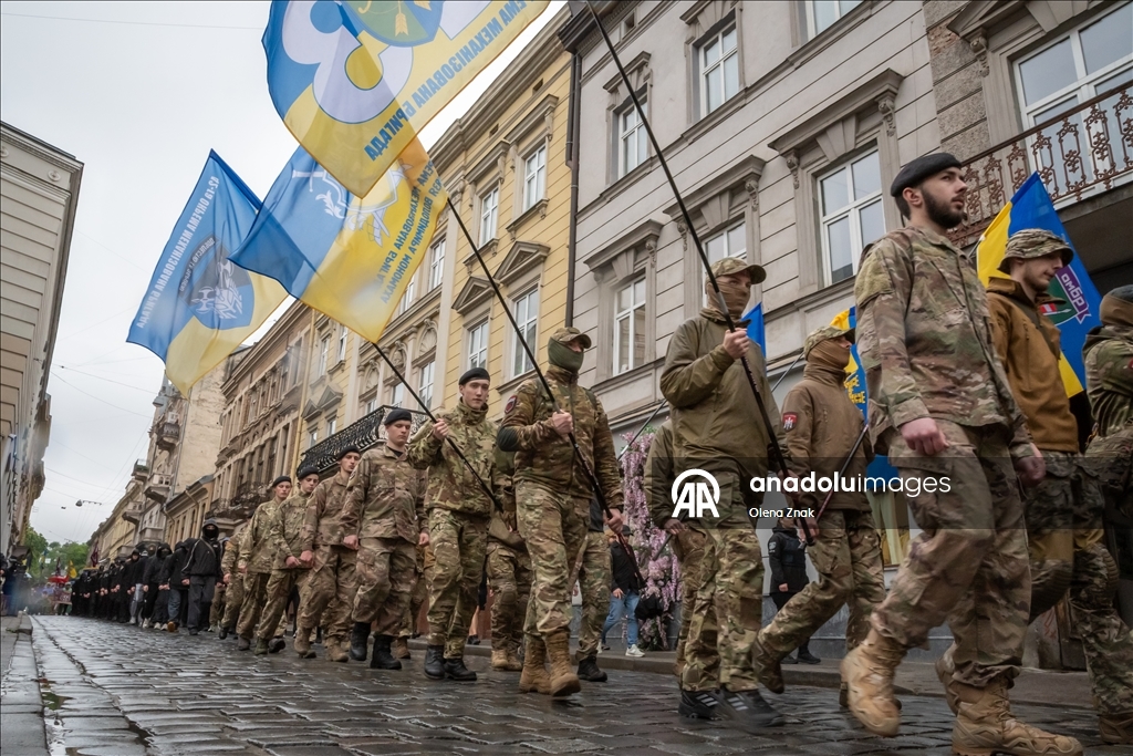 Во Львове прошел марш в честь Дня Героев