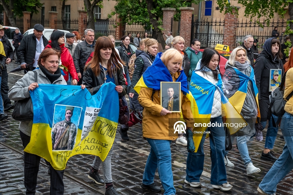 Во Львове прошел марш в честь Дня Героев