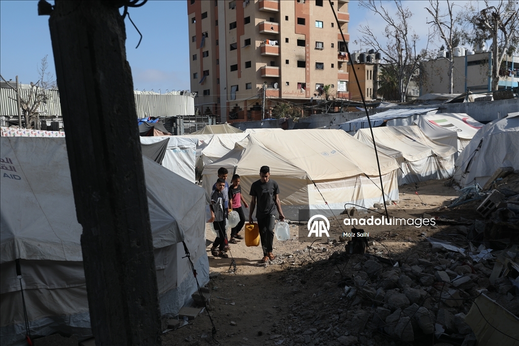 İsrail saldırılarında UNRWA okuluna sığınan Filistinlilerin zorlu yaşam mücadelesi