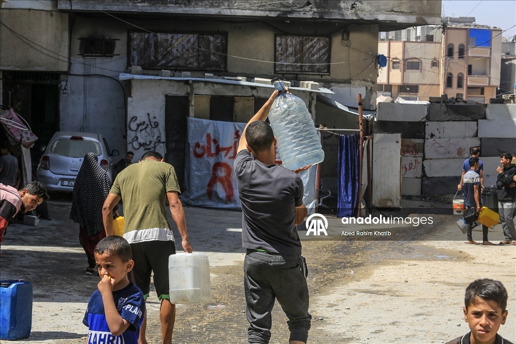 Han Yunus kentindeki Filistinlilere su dağıtıldı