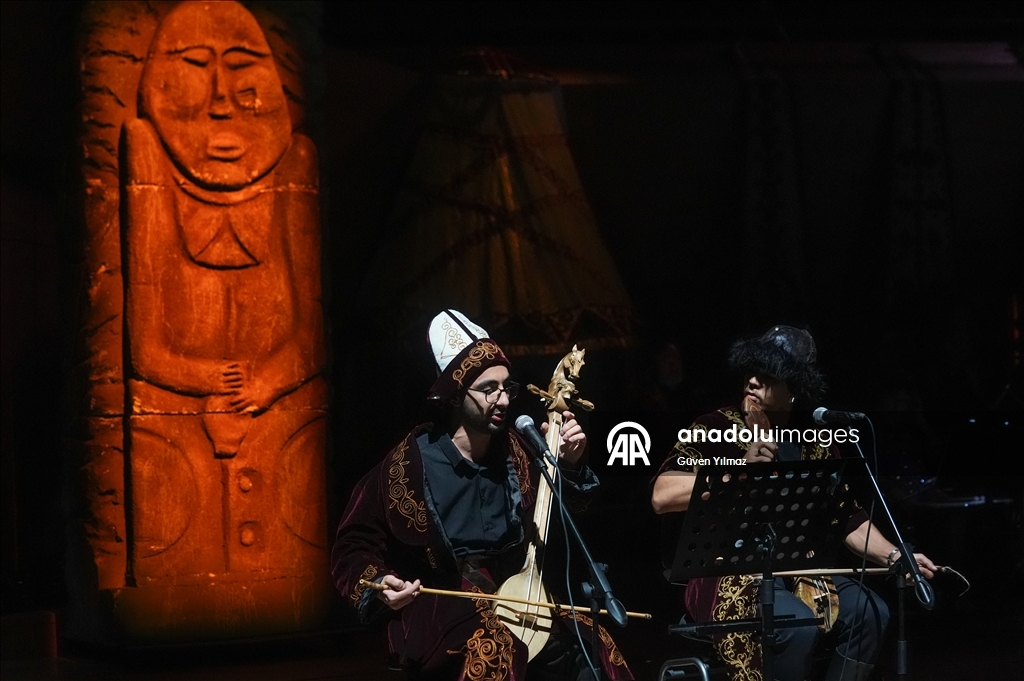 Türk Dünyası Müzik Topluluğu 25'inci yılını sahnede kutladı
