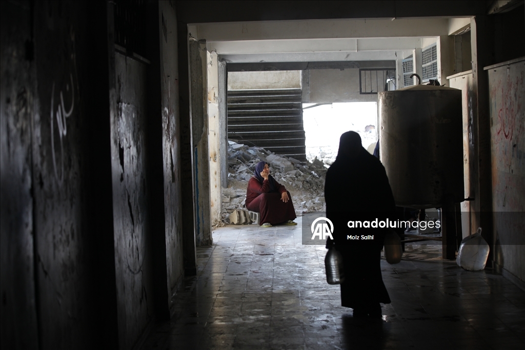 İsrail saldırılarında UNRWA okuluna sığınan Filistinlilerin zorlu yaşam mücadelesi