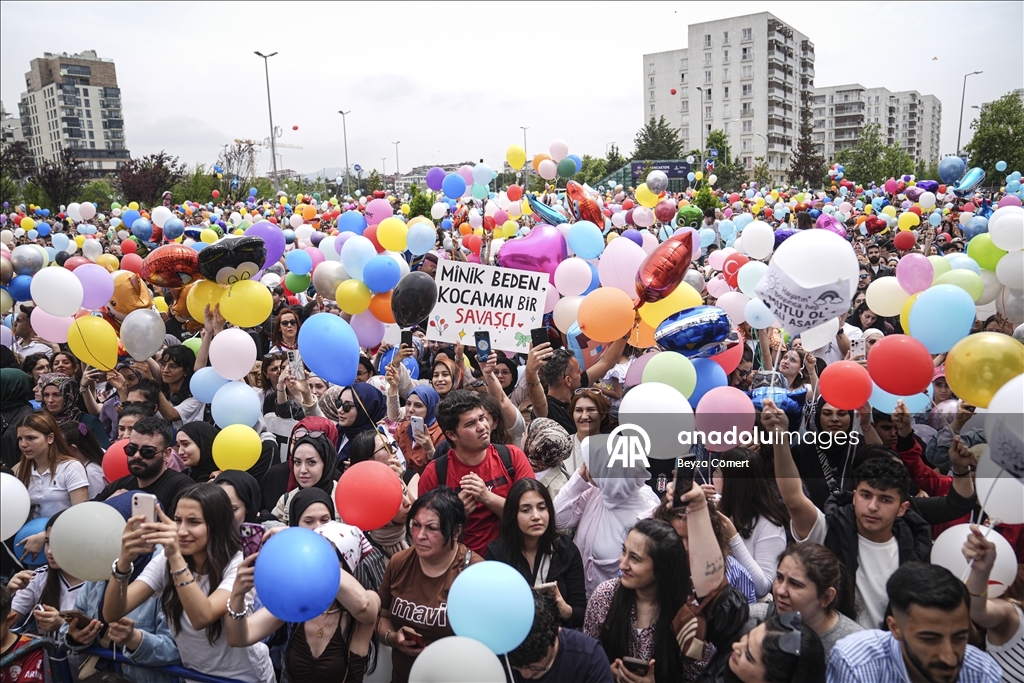 İstanbul'da kanseri yenen çocuk için gökyüzüne balonlar bırakıldı