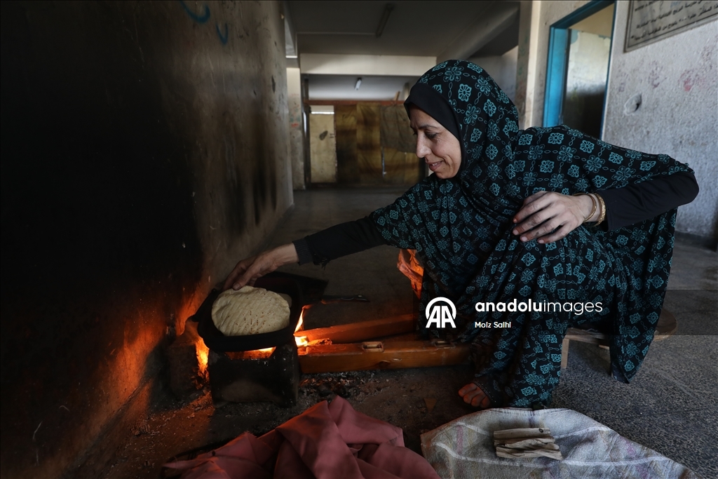 İsrail saldırılarında UNRWA okuluna sığınan Filistinlilerin zorlu yaşam mücadelesi