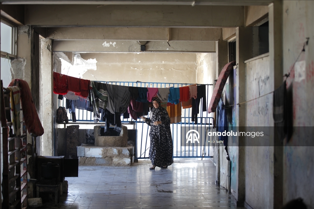 İsrail saldırılarında UNRWA okuluna sığınan Filistinlilerin zorlu yaşam mücadelesi