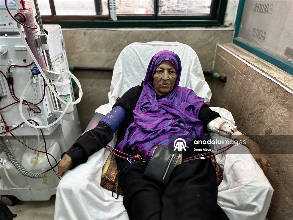 Han Yunus'taki Nasır Hastanesi, kısıtlı imkanlara rağmen diyaliz hastalarına hizmet vermeyi sürdürüyor