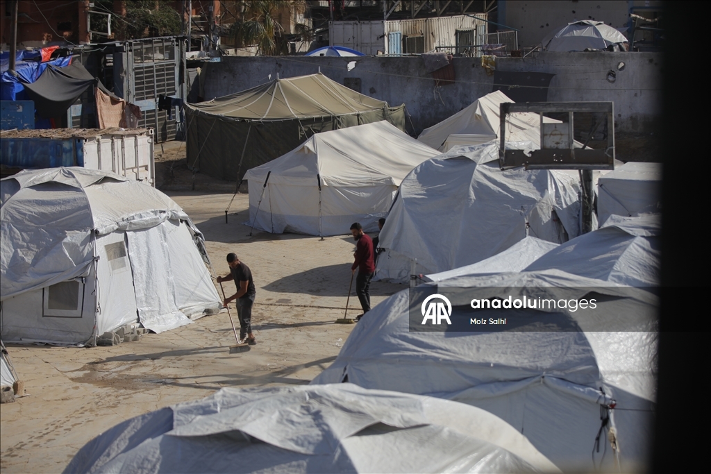 İsrail saldırılarında UNRWA okuluna sığınan Filistinlilerin zorlu yaşam mücadelesi