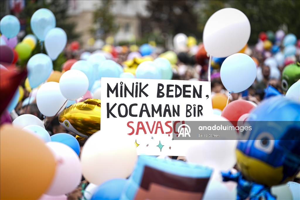 İstanbul'da kanseri yenen çocuk için gökyüzüne balonlar bırakıldı