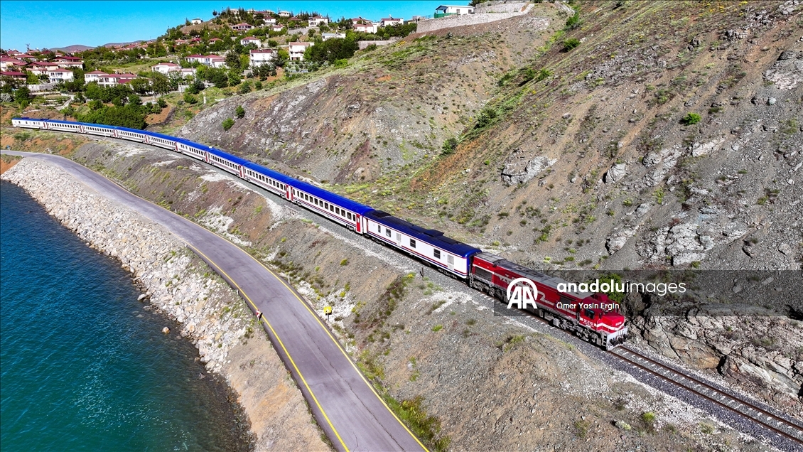 Touristic Diyarbakir Express captures unique scenery of eastern Turkiye