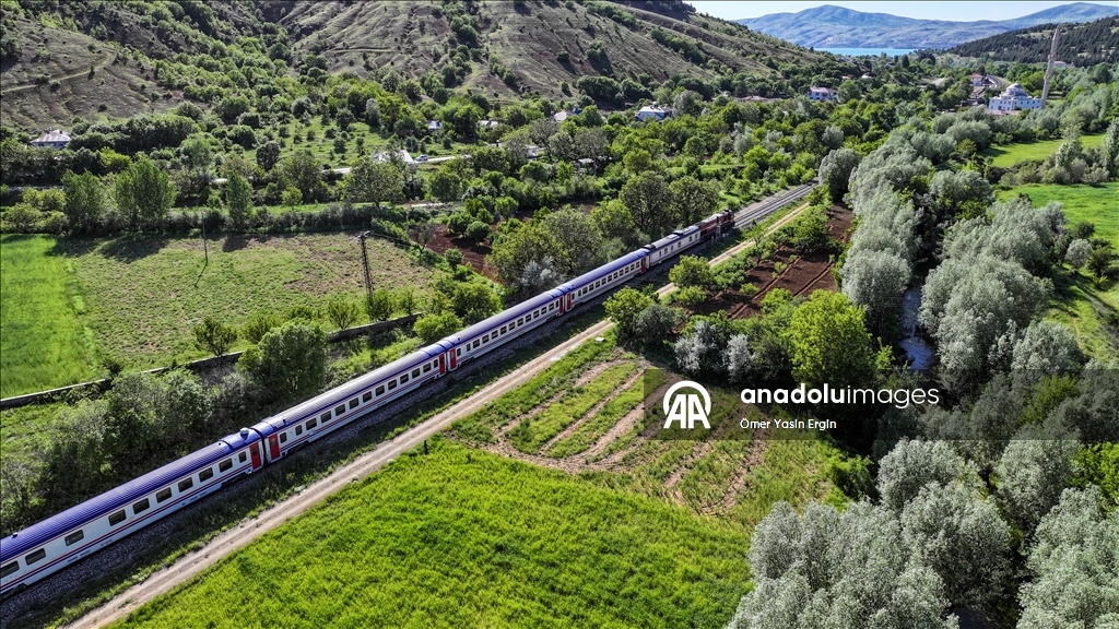Touristic Diyarbakir Express captures unique scenery of eastern Turkiye