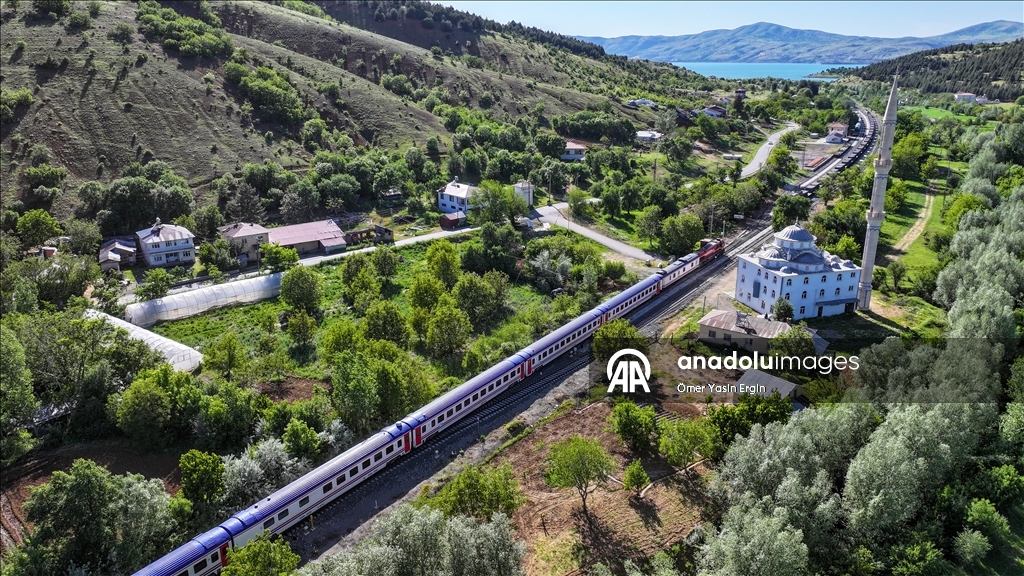 Touristic Diyarbakir Express captures unique scenery of eastern Turkiye