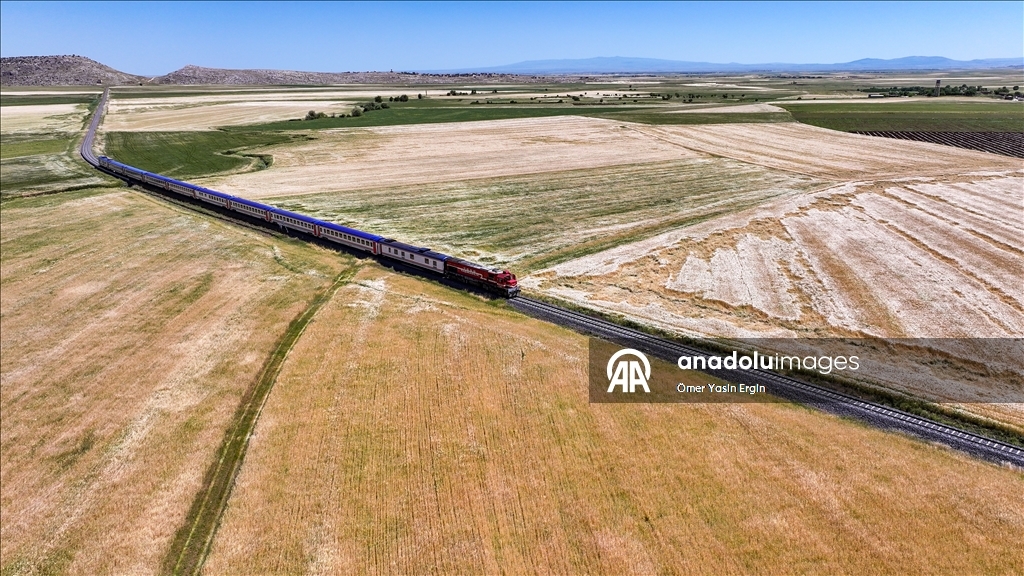 Touristic Diyarbakir Express captures unique scenery of eastern Turkiye