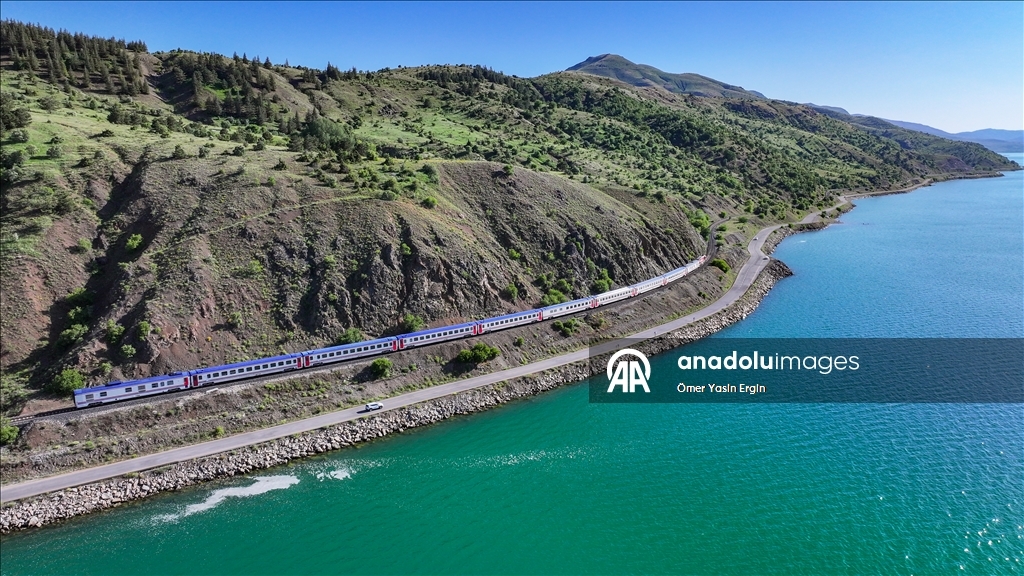 Touristic Diyarbakir Express captures unique scenery of eastern Turkiye