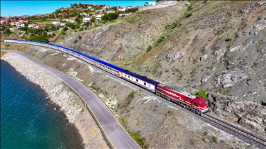 Touristic Diyarbakir Express captures unique scenery of eastern Türkiye