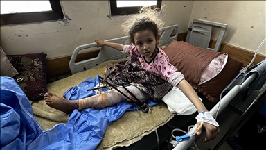 İsrail saldırısında bacaklarını kaybeden Sila ile ailesi hayatta kalma mücadelesi veriyor