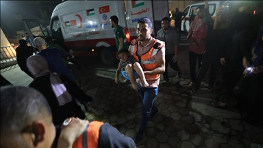İsrail’in Gazze'de Filistinlilerin sığındığı okula düzenlediği hava saldırısında onlarca kişi hayatını kaybetti