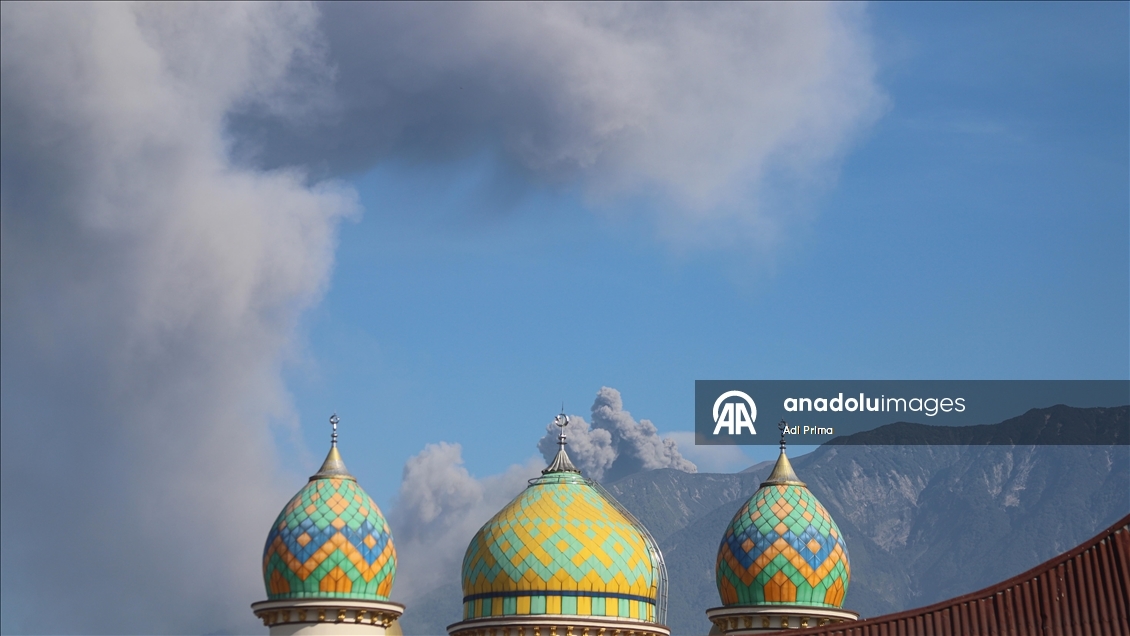 Endonezya'daki Merapi Yanardağı kül püskürttü