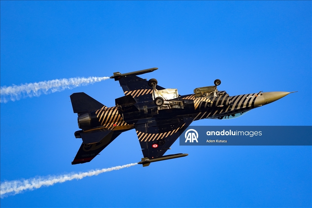 طيارو "سولوتورك" يقدمون عرضا جويا بسماء إسطنبول
