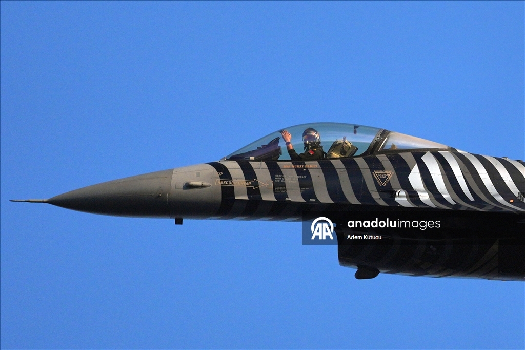 طيارو "سولوتورك" يقدمون عرضا جويا بسماء إسطنبول