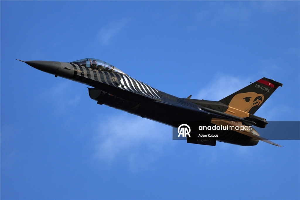 طيارو "سولوتورك" يقدمون عرضا جويا بسماء إسطنبول