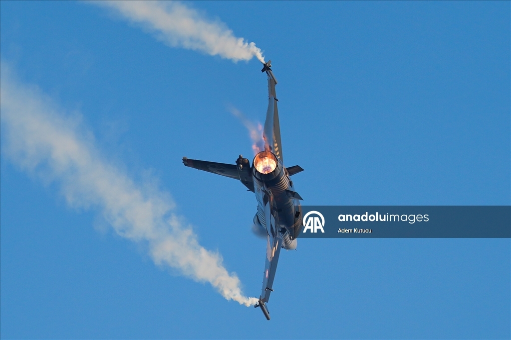 طيارو "سولوتورك" يقدمون عرضا جويا بسماء إسطنبول