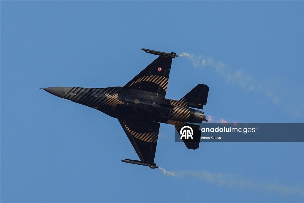 طيارو "سولوتورك" يقدمون عرضا جويا بسماء إسطنبول