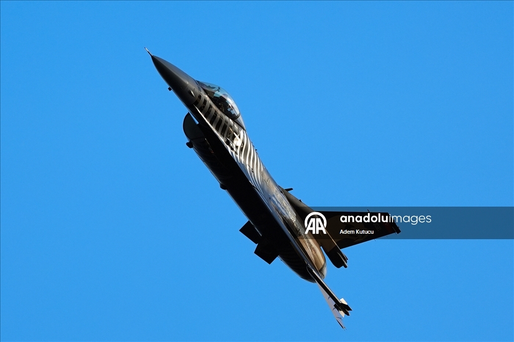 طيارو "سولوتورك" يقدمون عرضا جويا بسماء إسطنبول