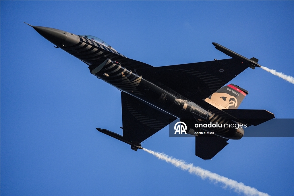 طيارو "سولوتورك" يقدمون عرضا جويا بسماء إسطنبول