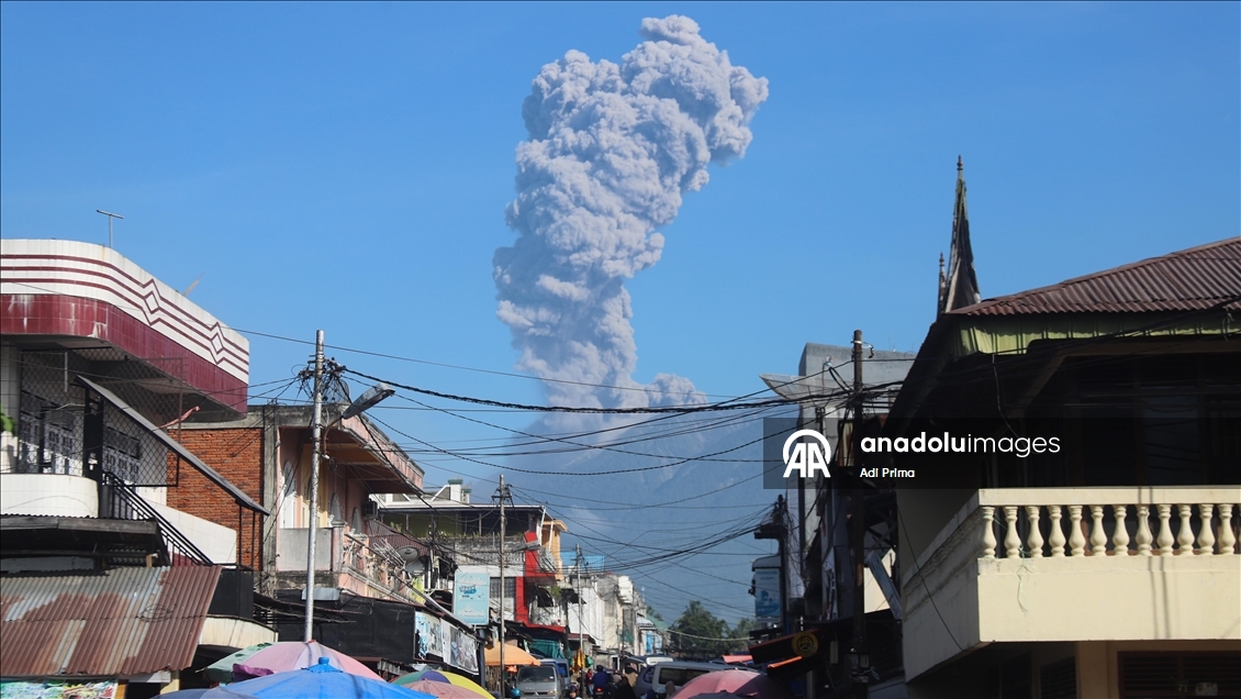 Endonezya'daki Merapi Yanardağı kül püskürttü