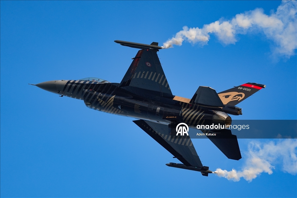 طيارو "سولوتورك" يقدمون عرضا جويا بسماء إسطنبول