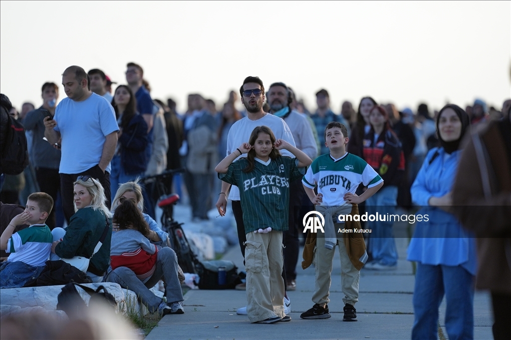 طيارو "سولوتورك" يقدمون عرضا جويا بسماء إسطنبول