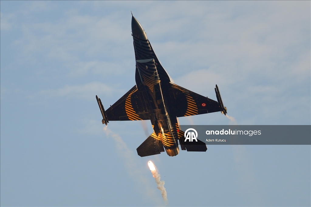 طيارو "سولوتورك" يقدمون عرضا جويا بسماء إسطنبول