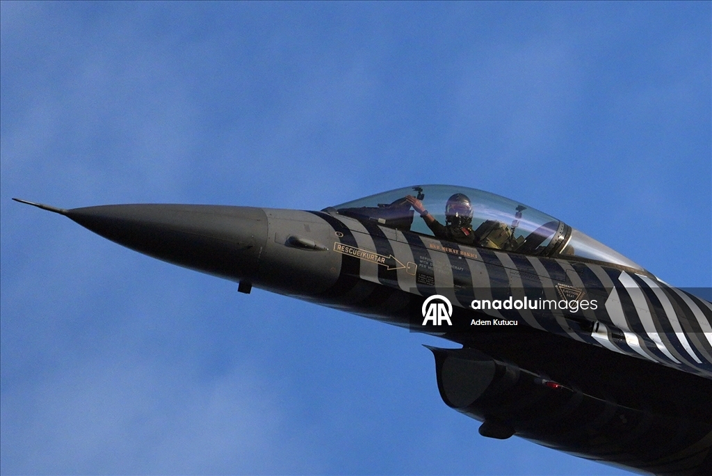 طيارو "سولوتورك" يقدمون عرضا جويا بسماء إسطنبول