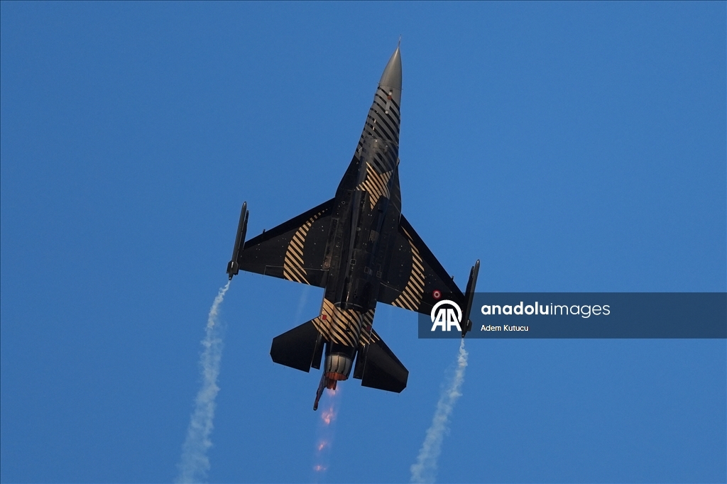 طيارو "سولوتورك" يقدمون عرضا جويا بسماء إسطنبول