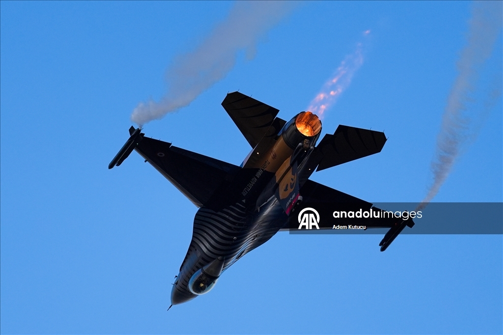طيارو "سولوتورك" يقدمون عرضا جويا بسماء إسطنبول