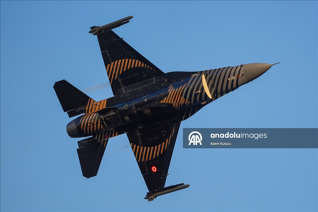 طيارو "سولوتورك" يقدمون عرضا جويا بسماء إسطنبول