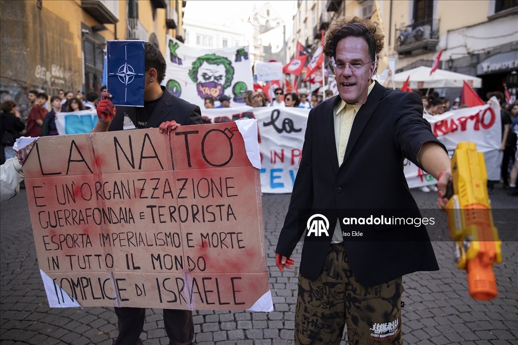 İtalya'da NATO'ya yönelik protesto yürüyüşü düzenlendi