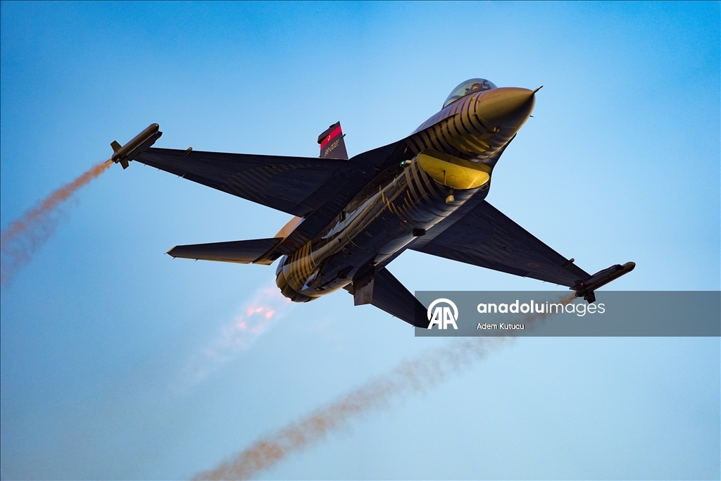 طيارو "سولوتورك" يقدمون عرضا جويا بسماء إسطنبول