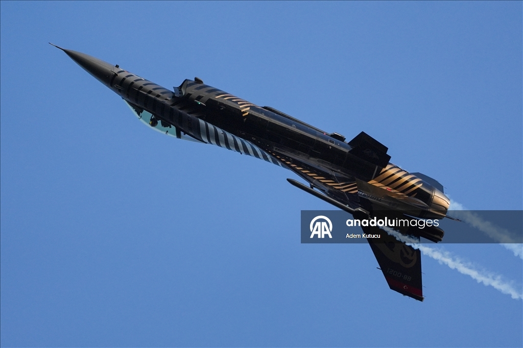 طيارو "سولوتورك" يقدمون عرضا جويا بسماء إسطنبول