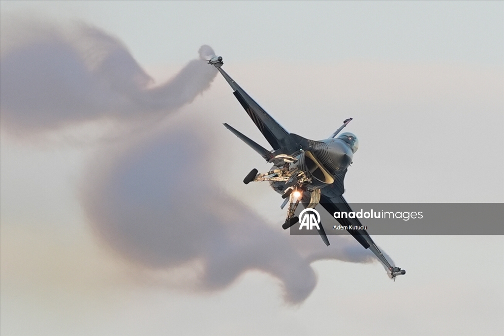 طيارو "سولوتورك" يقدمون عرضا جويا بسماء إسطنبول